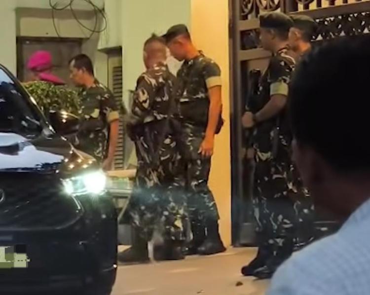 2026-07-09-prajurit-tni-jaga-ketat-rumah-jampidsus-kejagung-febri-adriansyah-usai-polisi-geledah-cafe-di-jakarta-selatan