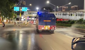 water-cannon-brimob-polda-metro-jaya-semprot-jalanan-kurangi-sebaran-abu-anak-krakatau-1788707160085_169